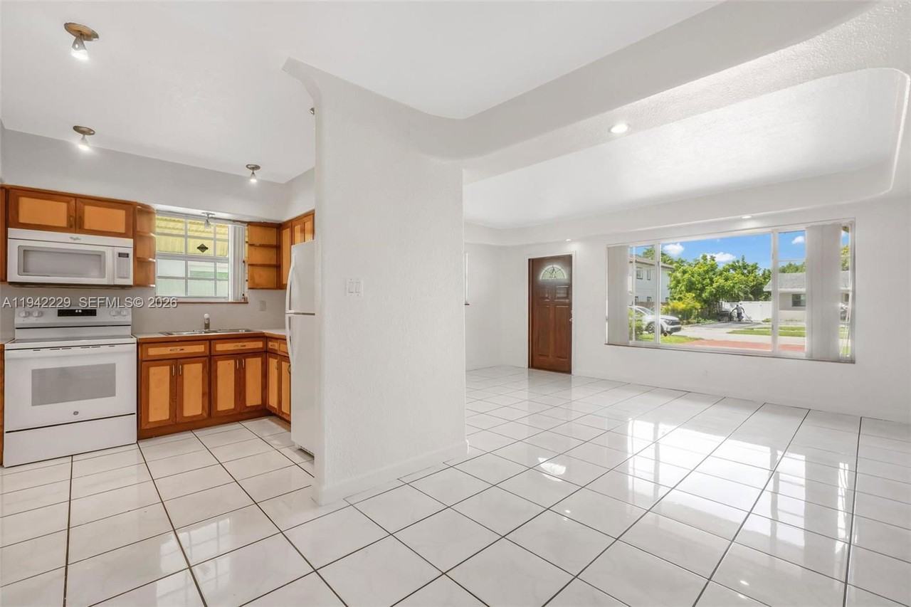 6240 Sw 21st St - Photo 6 of 8