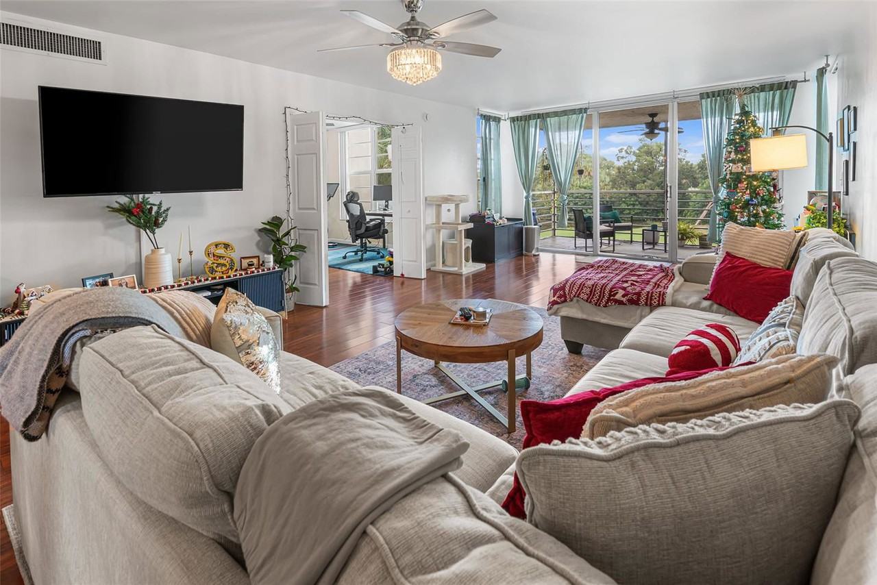 3930 Oaks Clubhouse Dr #304 - Photo 2 of 8