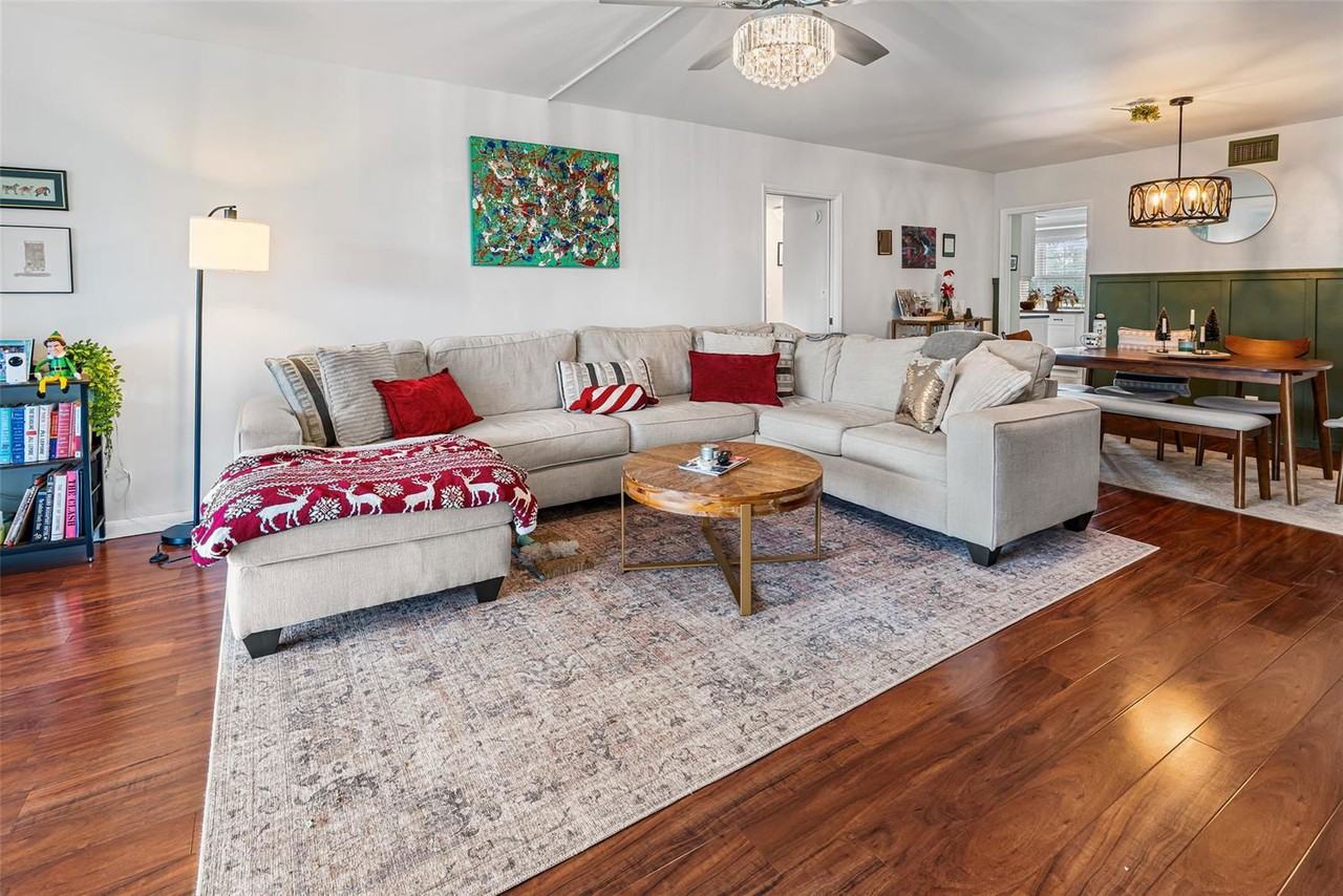 3930 Oaks Clubhouse Dr #304 - Photo 3 of 8