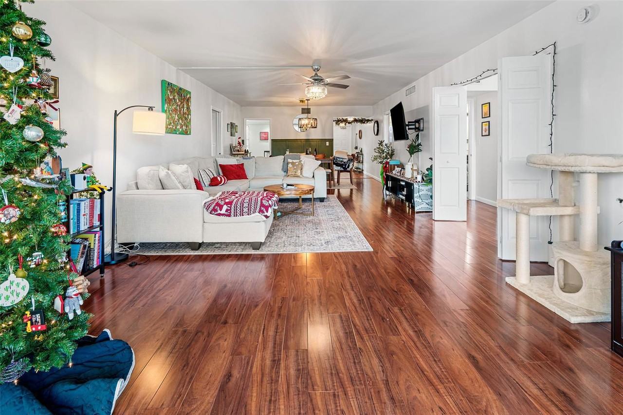 3930 Oaks Clubhouse Dr #304 - Photo 4 of 8