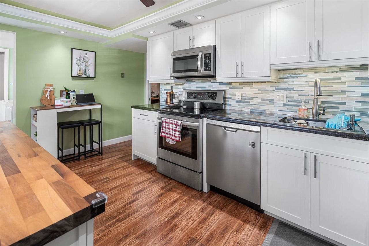 3930 Oaks Clubhouse Dr #304 - Photo 6 of 8