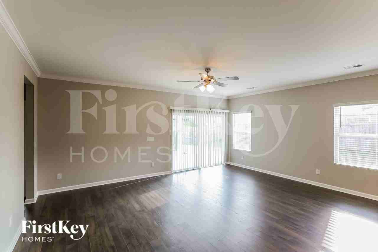 1424 Mountain Laurel Ln - Photo 3 of 15