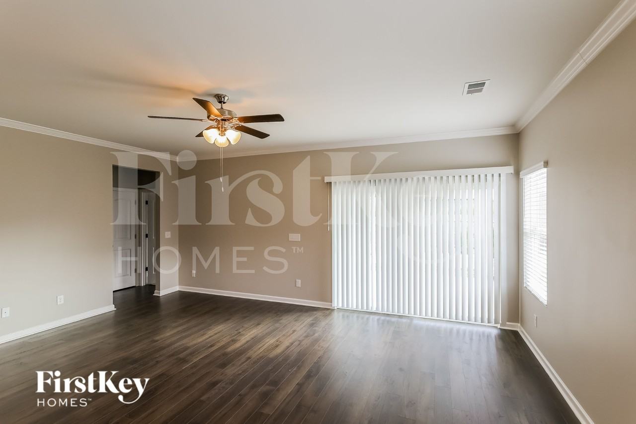 1424 Mountain Laurel Ln - Photo 4 of 15