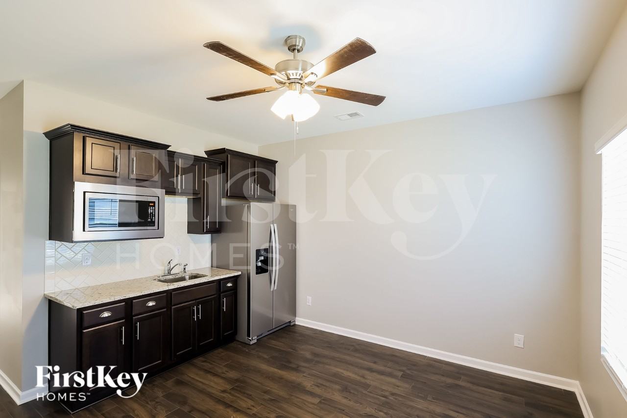 1424 Mountain Laurel Ln - Photo 5 of 15