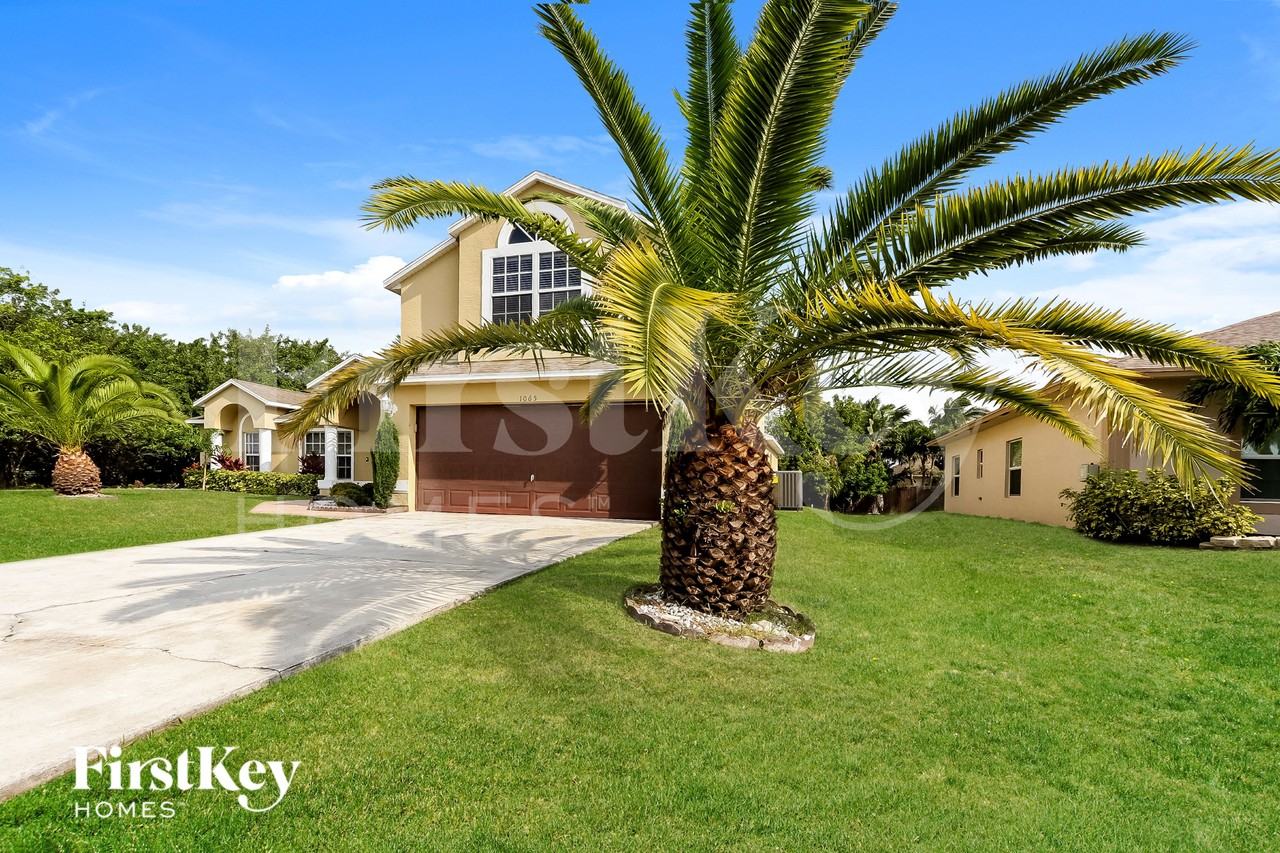 1065 Sw Haleyberry Ave - Photo 2 of 18