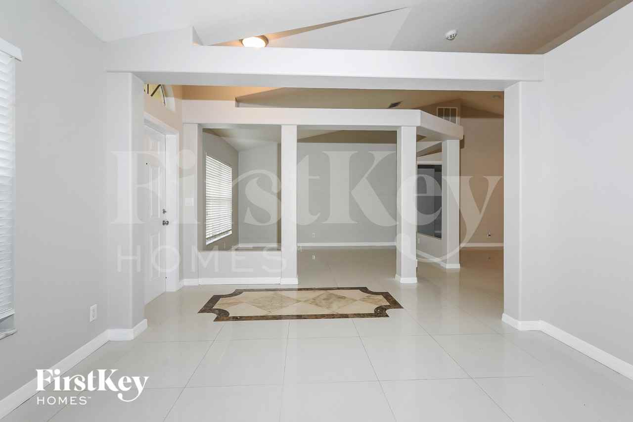 1065 Sw Haleyberry Ave - Photo 4 of 18