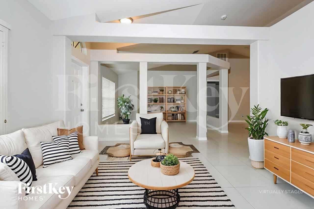 1065 Sw Haleyberry Ave - Photo 5 of 18