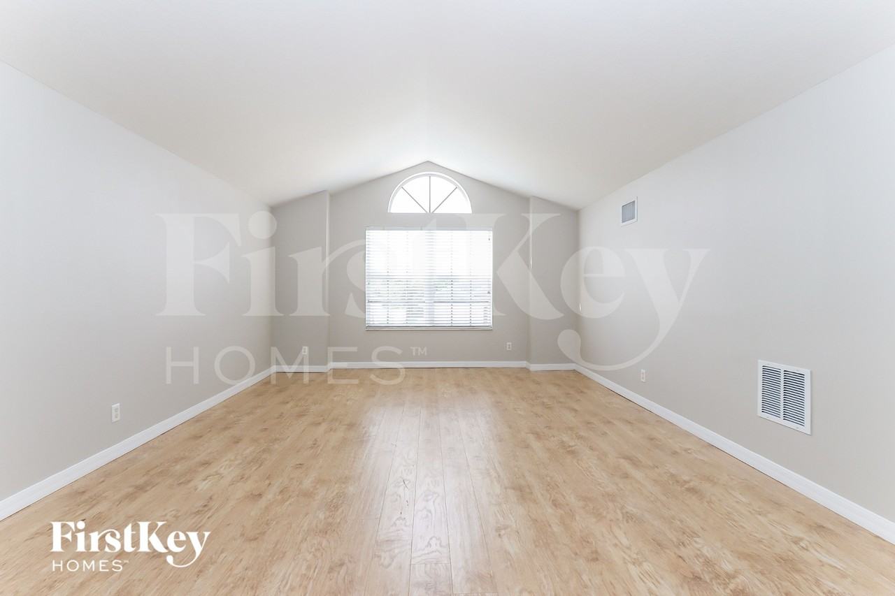 1065 Sw Haleyberry Ave - Photo 6 of 18