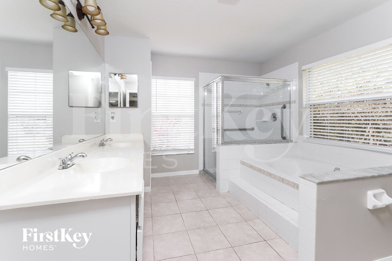 1065 Sw Haleyberry Ave - Photo 7 of 18