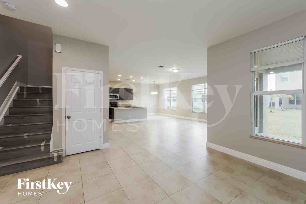 1183 Nw Leonardo Cir - Photo 3 of 18