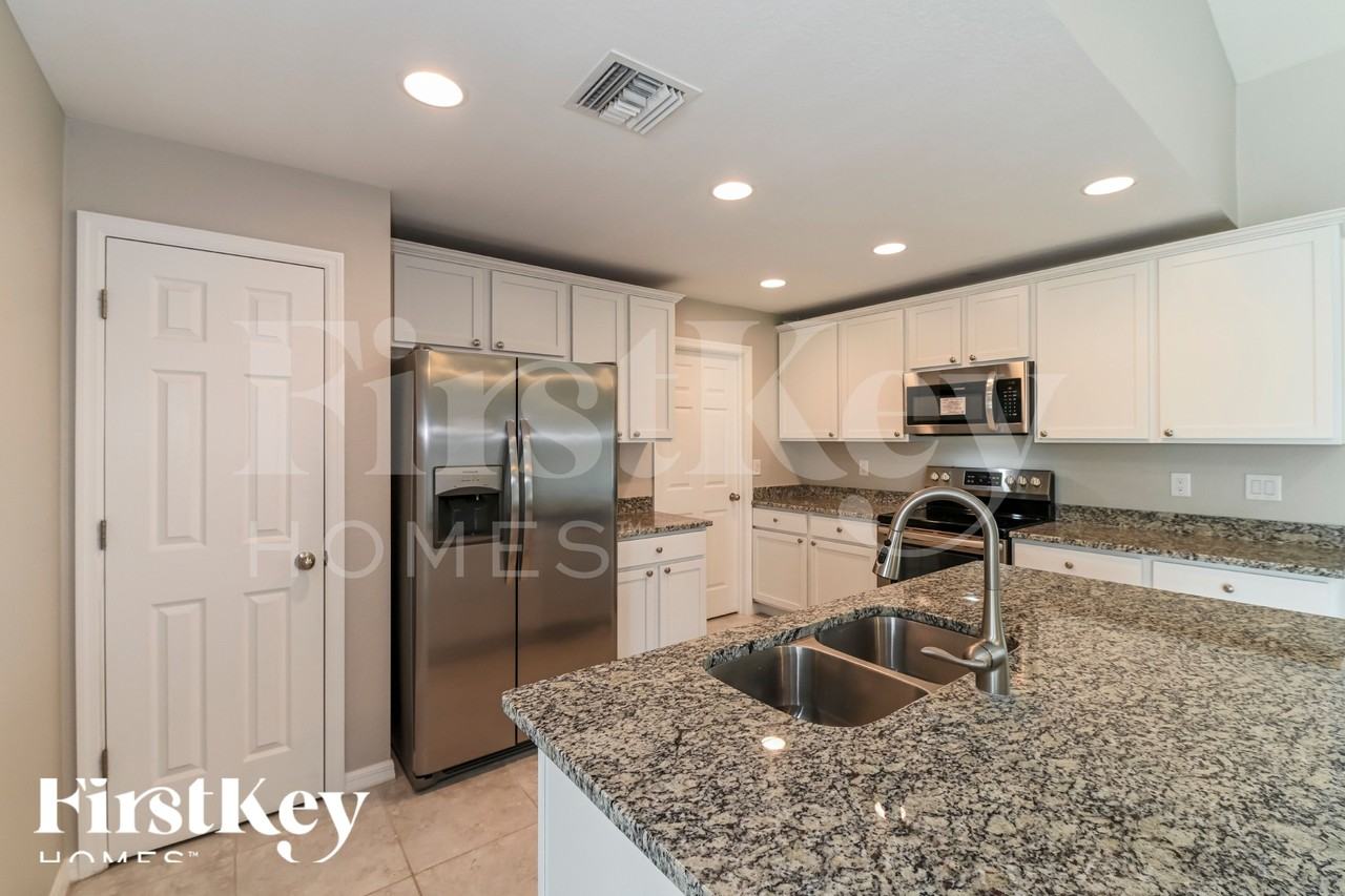 3237 Nw 41st Pl - Photo 4 of 15