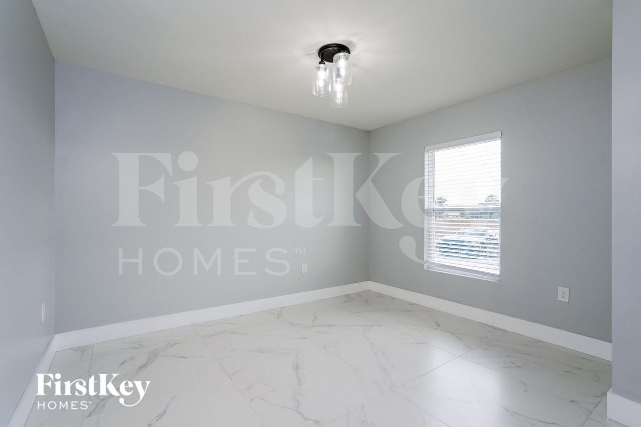 2918 Nw 5th Ave - Photo 4 of 15