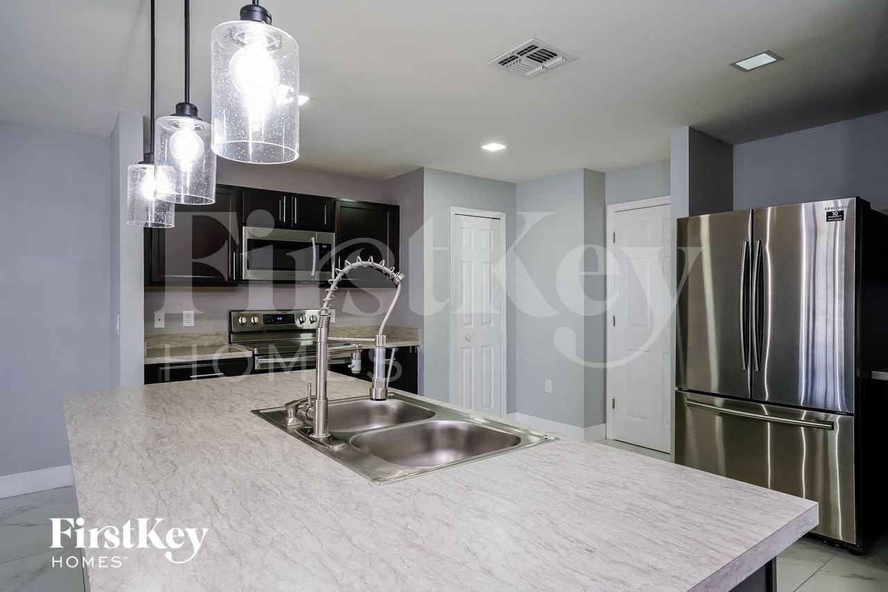 2918 Nw 5th Ave - Photo 5 of 15