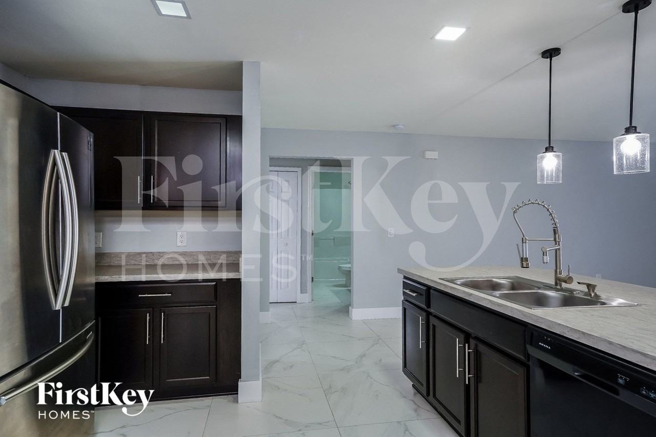 2918 Nw 5th Ave - Photo 6 of 15