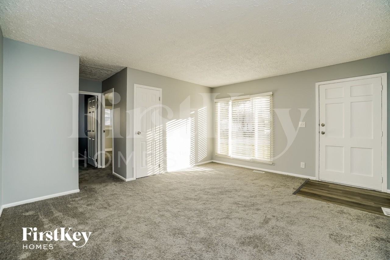 614 Palace Ln - Photo 2 of 15