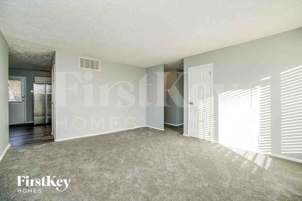 614 Palace Ln - Photo 3 of 15