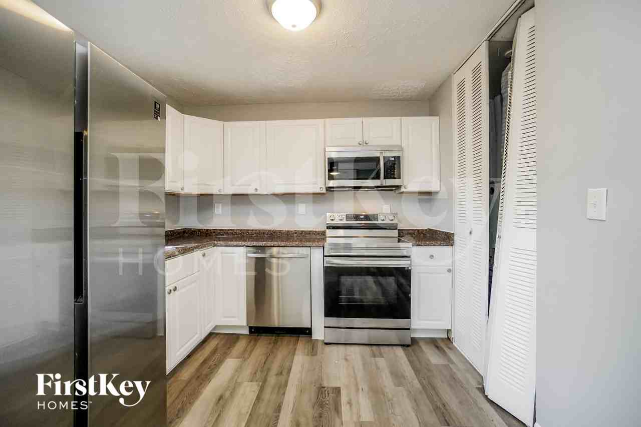 614 Palace Ln - Photo 4 of 15