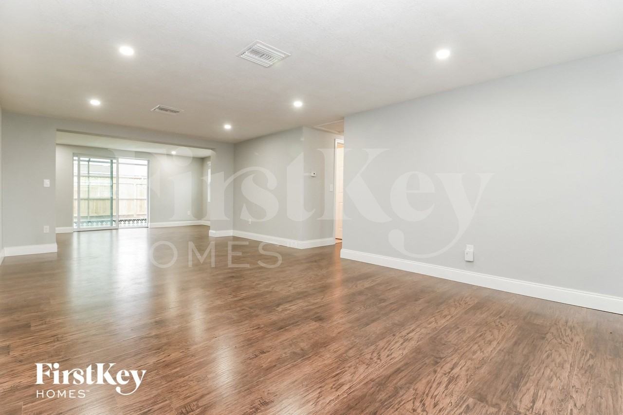 3844 Elmwood Dr - Photo 4 of 15