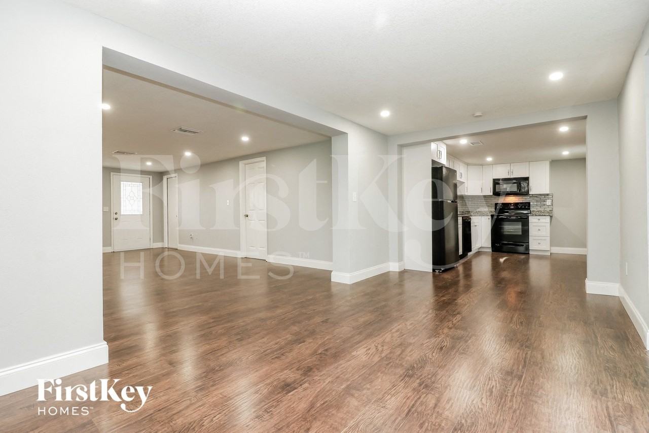 3844 Elmwood Dr - Photo 5 of 15