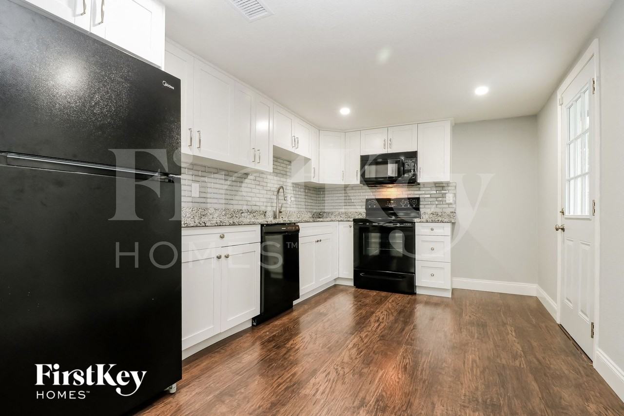 3844 Elmwood Dr - Photo 7 of 15