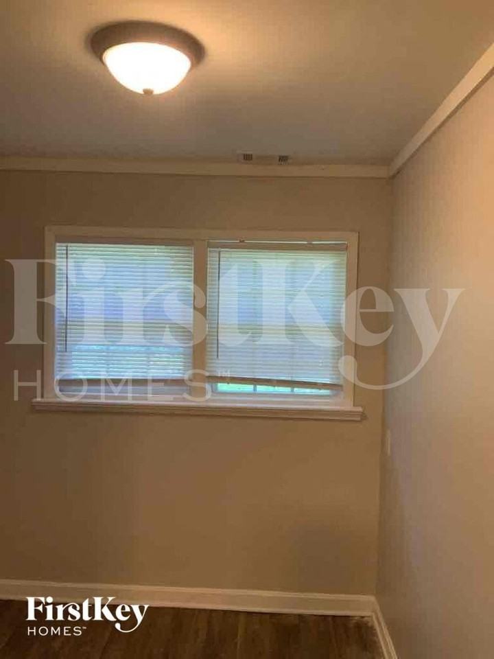 1698 Sandtown Rd Sw - Photo 2 of 11