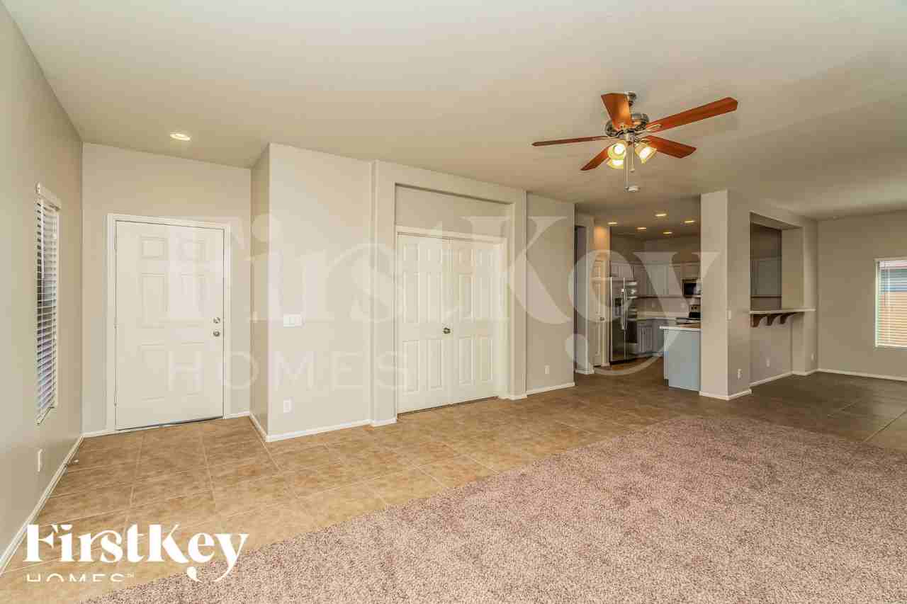 931 W Oak Tree Ln - Photo 3 of 18