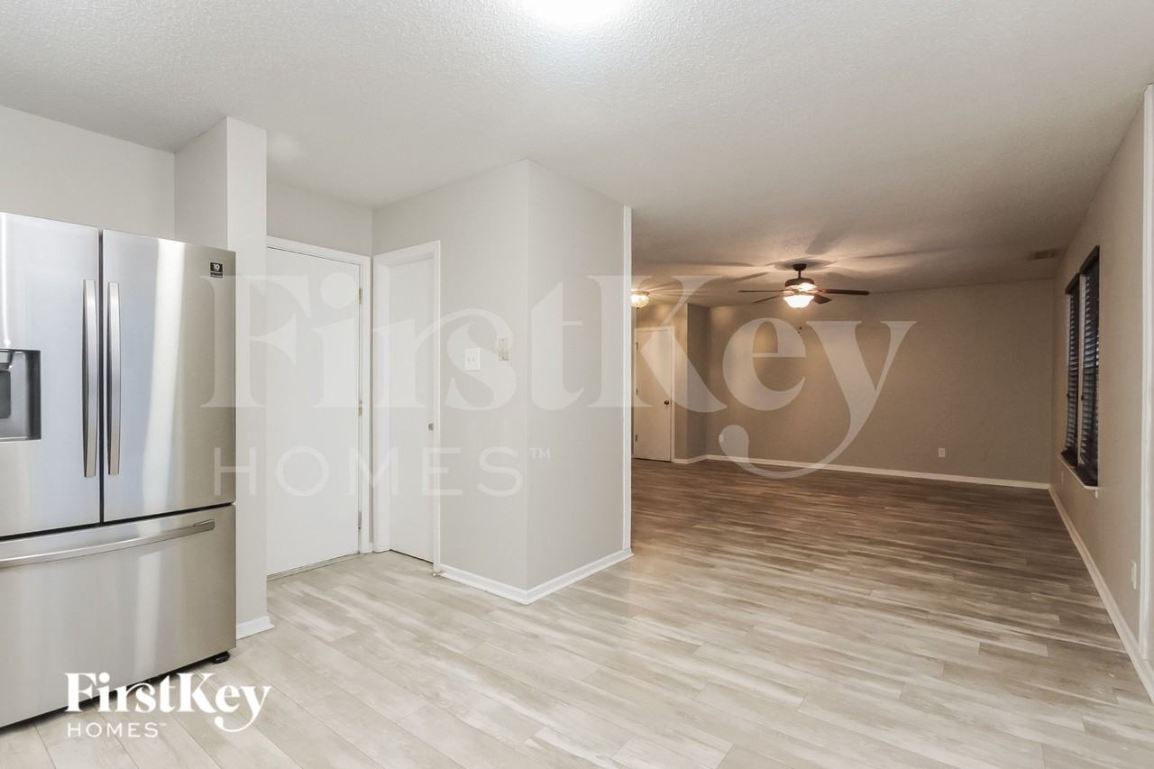 2391 Providence Ct - Photo 3 of 15