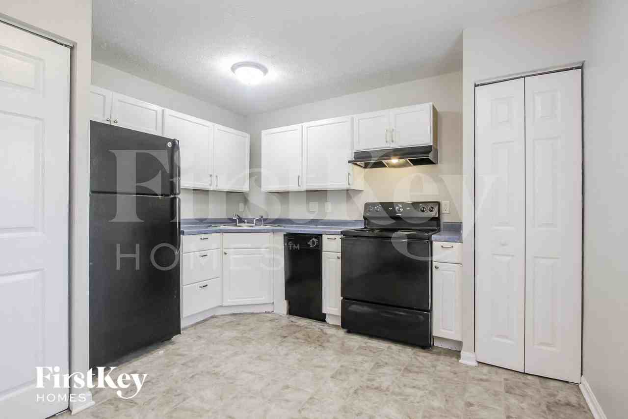 7732 Hoyt Ave - Photo 3 of 15