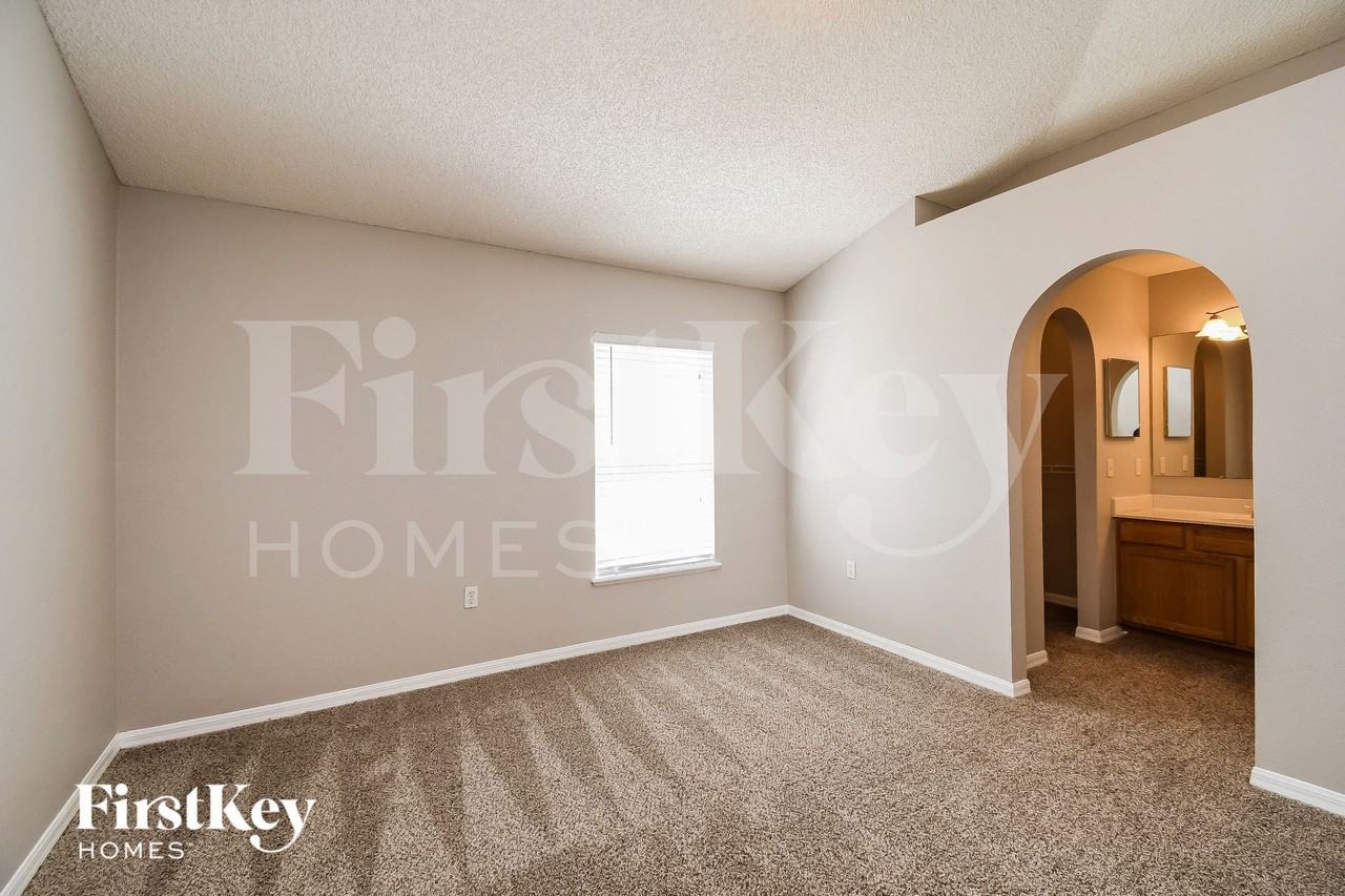 6913 Playpark Trl - Photo 7 of 15