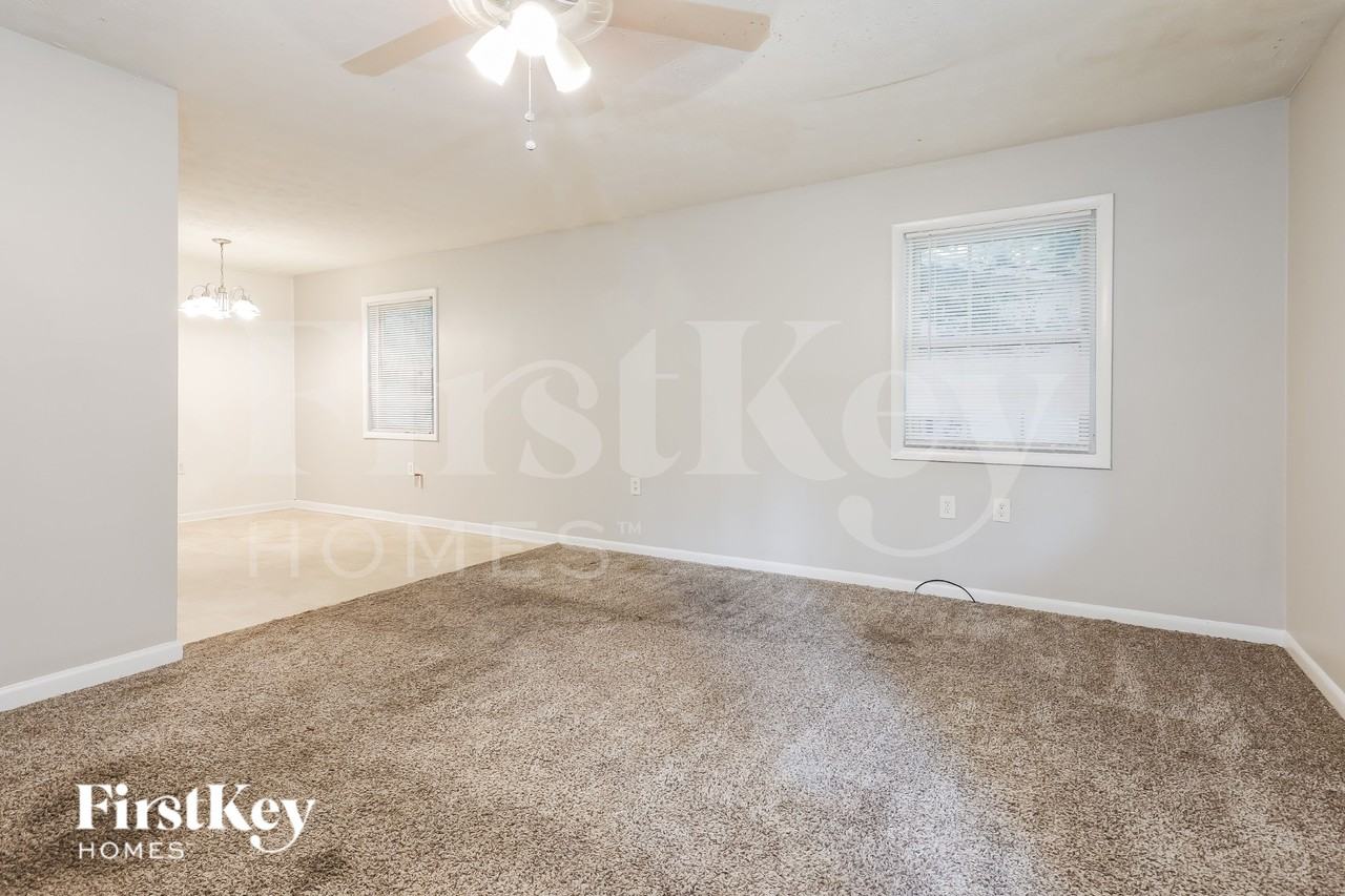 252 N Lake Dr - Photo 2 of 16