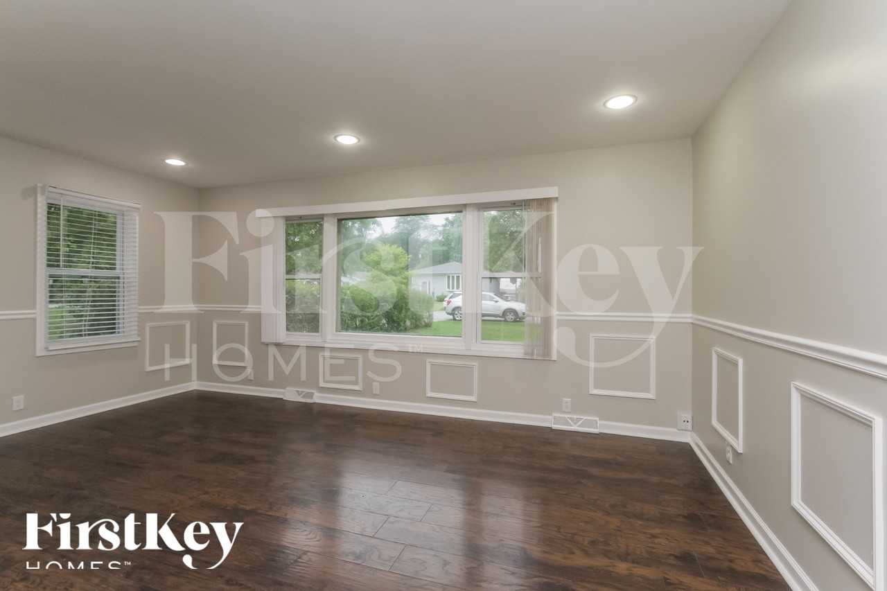 21939 Millard Ave - Photo 4 of 15