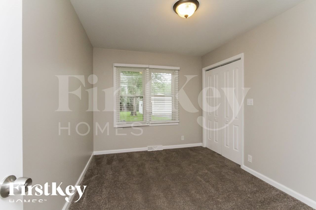 21939 Millard Ave - Photo 7 of 15