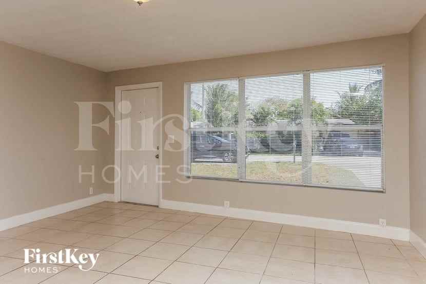 1425 Nest - Photo 4 of 15