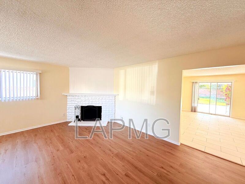 24006 Archwood St - Photo 6 of 36