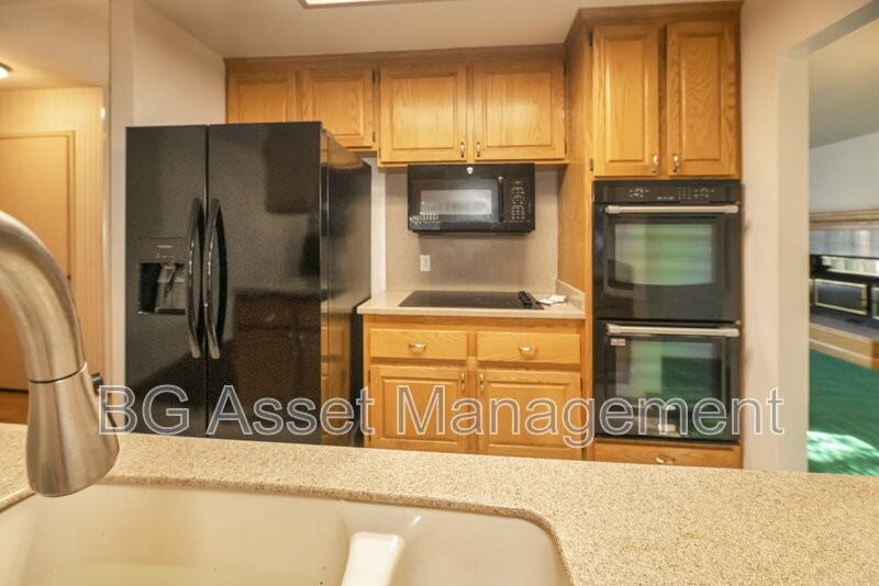 2901 Doidge Ave - Photo 5 of 38