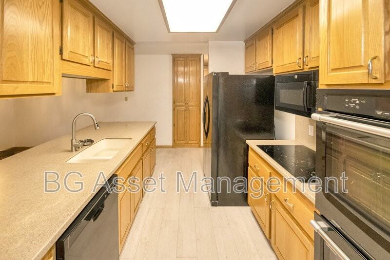 2901 Doidge Ave - Photo 6 of 38