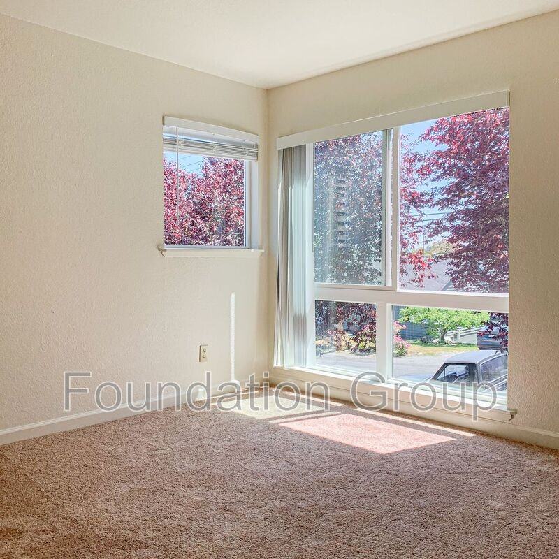 916 N 104th St #B302 - Photo 5 of 7