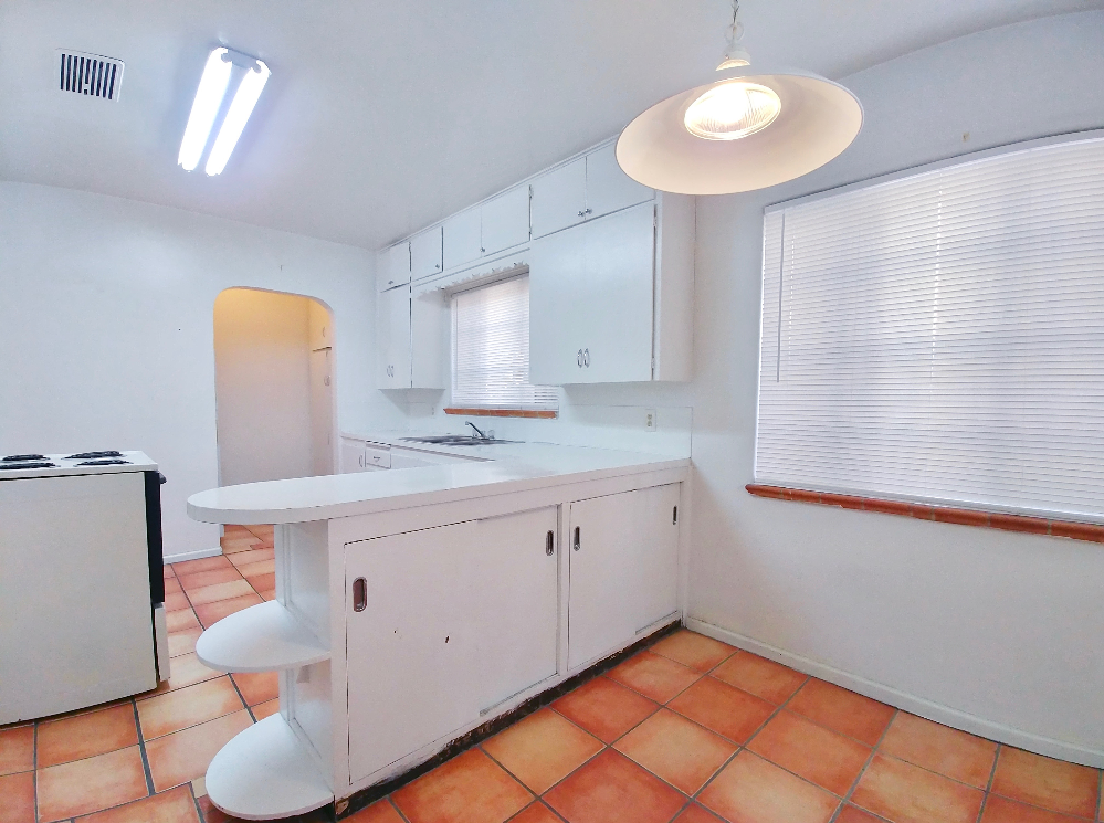 1340 San Mateo Blvd Se - Photo 5 of 42