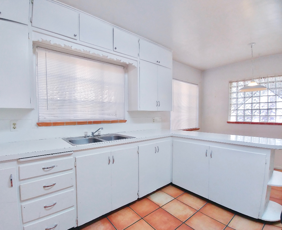 1340 San Mateo Blvd Se - Photo 6 of 42