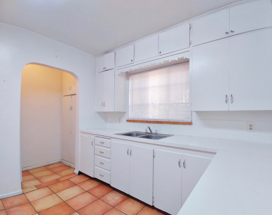 1340 San Mateo Blvd Se - Photo 7 of 42