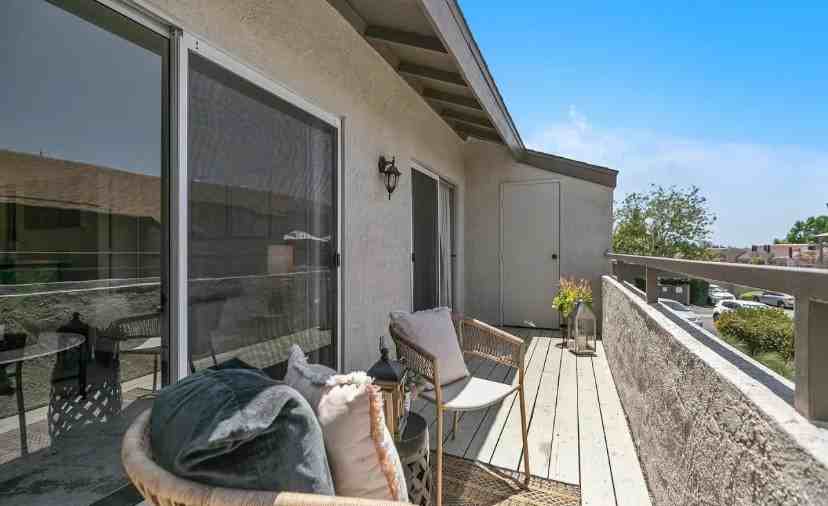 21981 Rimhurst Dr - Photo 2 of 12