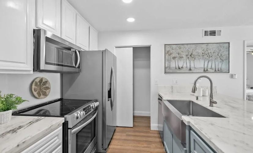 21981 Rimhurst Dr - Photo 3 of 12