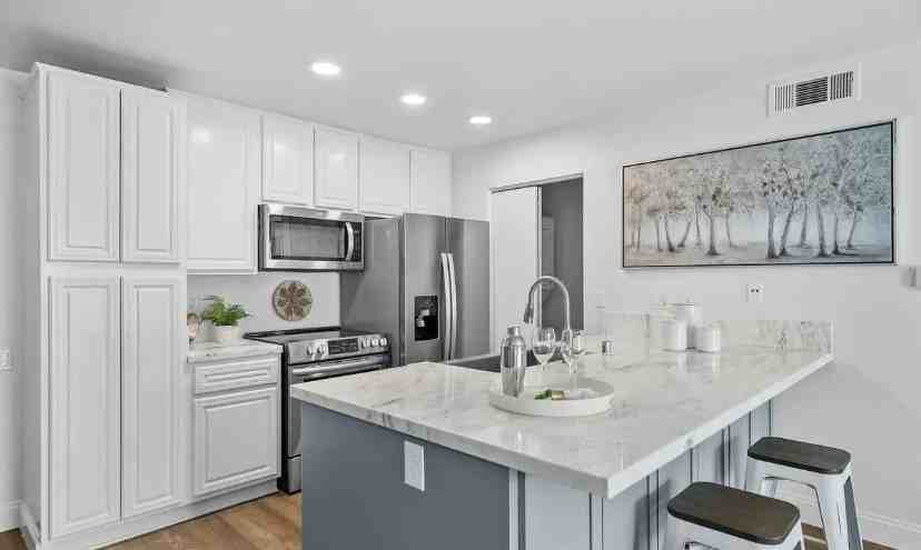 21981 Rimhurst Dr - Photo 6 of 12