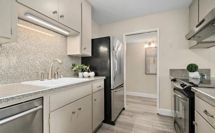 1458 Hudson St - Photo 2 of 10