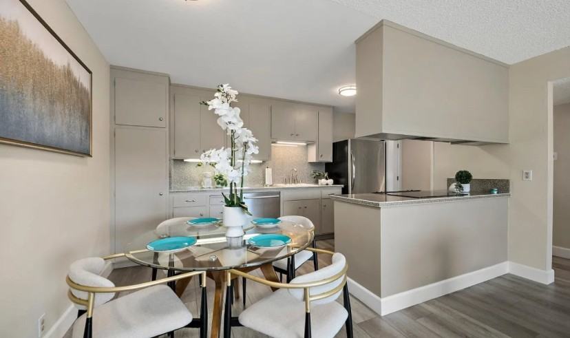 1458 Hudson St - Photo 3 of 10