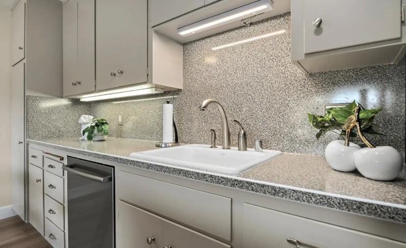 1458 Hudson St - Photo 6 of 10