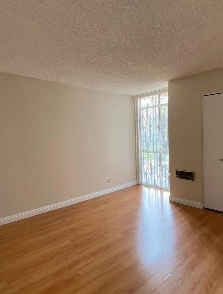 320 S Ardmore Ave #101 - Photo 7 of 14