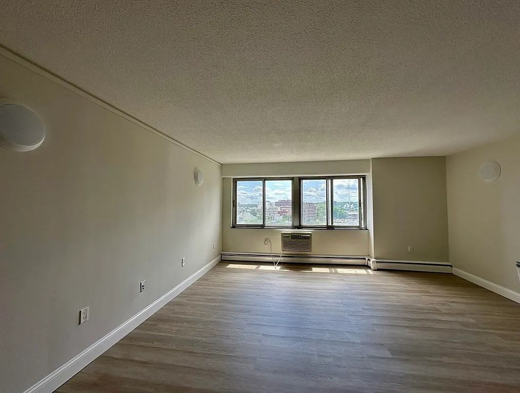 1025 Hancock St #11E - Photo 4 of 16