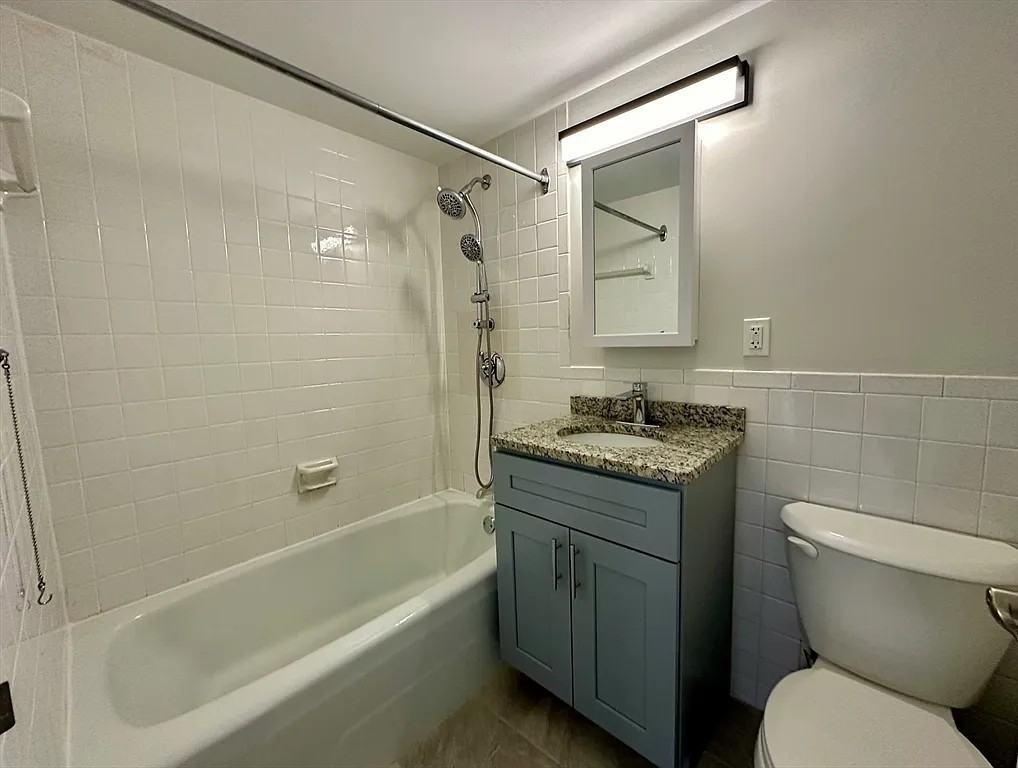 1025 Hancock St #11E - Photo 7 of 16