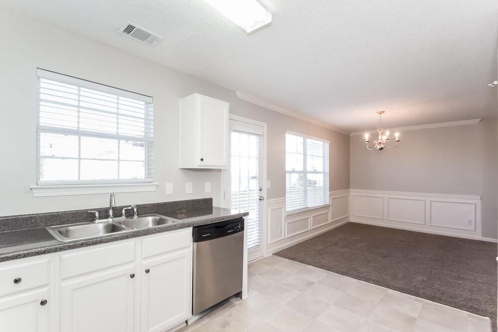 1883 Roble Dr - Photo 4 of 15